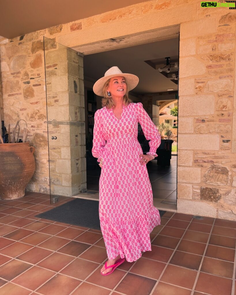Anthea Turner Instagram - Feeling pretty in pink completely loving this gorgeous dress from @aspigalondon such an easy throw on number for holiday. Styled with of course a hat (which u will wear at all given opportunities) who doesn’t love a hat on holiday? Pictures taken when filming @mistralsinglesgr in Crete last week 🇬🇷 Dress - @aspigalondon Flip flops - @havaianas