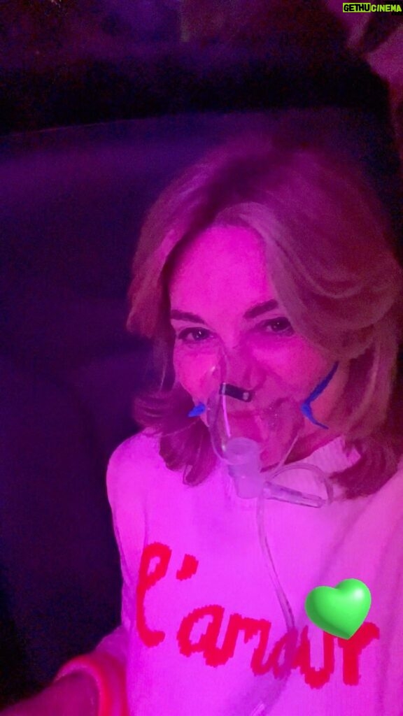 Anthea Turner Instagram - So grateful to have met the gang @hum2n -Dr Mohamed Enayat @bydr.e is an inspiration and I’m soaking up everything I can learn about staying fitter for longer. Dr Taher Mahmud, who I’m in the Hyperbaric Oxogen Chamber with, is ‘The Bone Master’ with the help of him @londonosteoporosisclinic @biodensity @garyrhodes360 my diagnosis of Osteopenia has halted in decline and now reversing. * In a hyperbaric oxygen therapy chamber, the air pressure is increased 2 to 3 times higher than normal air pressure. Under these conditions, your lungs can gather much more oxygen, this extra oxygen helps fight bacteria, and triggers the release of growth factors and stem cells promoting healing. Home now writing for My Weekly and looking forward to seeing @kirsty_gallagher_ tomorrow at her book launch 🫶👐💫🪐