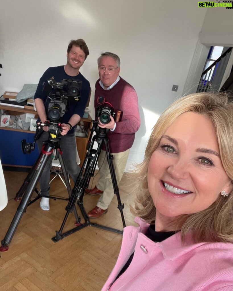 Anthea Turner Instagram - Channel 5 @channel5_tv are talking air fryers tonight in their part series presented by @alexisconran_official I did my little bit to help, while our Kitchen was being renovated my @salteruk air fryer, slow cooker, microwave & kettle became my best friends 👌 In the series, Alexis explores how the air fryer have taken the nation by storm, with one-in-two households now owning one. With the help of chefs and celebrity guests, Alexis introduces recipes that are easy to make and a pleasure to eat. These shows are packed full of tips so if you are a fan you’ll love then. ATM I’ve got the sickness bug going around so to be honest food is low on my list of interest - Anyone else got it and what are you taking? 🤢🤮🤒 I’m hydrating, with water electrolytes and about to eat some toast 😵‍💫
