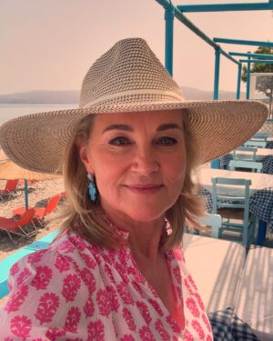 Anthea Turner Instagram - Feeling pretty in pink completely loving this gorgeous dress from @aspigalondon such an easy throw on number for holiday. Styled with of course a hat (which u will wear at all given opportunities) who doesn’t love a hat on holiday?

Pictures taken when filming @mistralsinglesgr in Crete last week 🇬🇷

Dress - @aspigalondon 
Flip flops - @havaianas