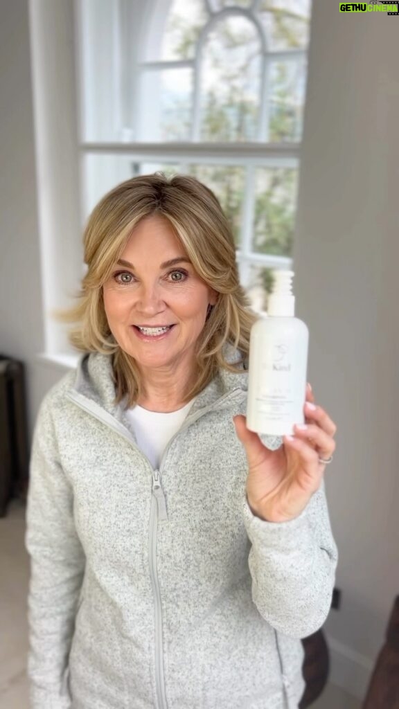 Anthea Turner Instagram - Now you know I love a good tip, this one is from my friend @kellysimpkinclarke founder of @wekindlondon as a hairdresser she knows how to get that salon shine we all so desperately want. If like me you are always rushing though a hair wash, we’re missing a trick. Watch this video and see how Kelly tells us it’s all about that double wash! Trust me, after watching this, you’ll never skip that second wash again. The shampoo is part of her Rejuvenate range, perfect to help your hair through times when you need it most! X