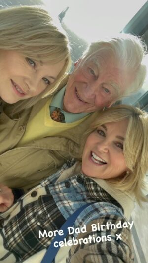 Anthea Turner Instagram - Hi, 
A few more snippets from Dads Birthday celebrations. 
This is Horizon 22, Bishops Gate a short walk from Monument Tube Station. It’s the highest viewing platform in London and a totally free experience. 
Check out their insta @horizon22b 
Staff totally amazing everyone seemed to love their job and eager to pass on knowledge - We asked loads of questions 
Simon was a gift, hope he’s there when you go. 

After, take yourself to @leadenhallmarket so many gorgeous shops and places to eat. 

I took my;
sarahharanuk mini Poppy 
Jacket @muntheofficial jacket last year from @feather_and_stitch 
Boots @canopyshoeskew by @emuaustralia - Love them feel safe and toasty warm 🥰