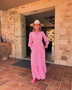 Anthea Turner Instagram - Feeling pretty in pink completely loving this gorgeous dress from @aspigalondon such an easy throw on number for holiday. Styled with of course a hat (which u will wear at all given opportunities) who doesn’t love a hat on holiday?

Pictures taken when filming @mistralsinglesgr in Crete last week 🇬🇷

Dress - @aspigalondon 
Flip flops - @havaianas