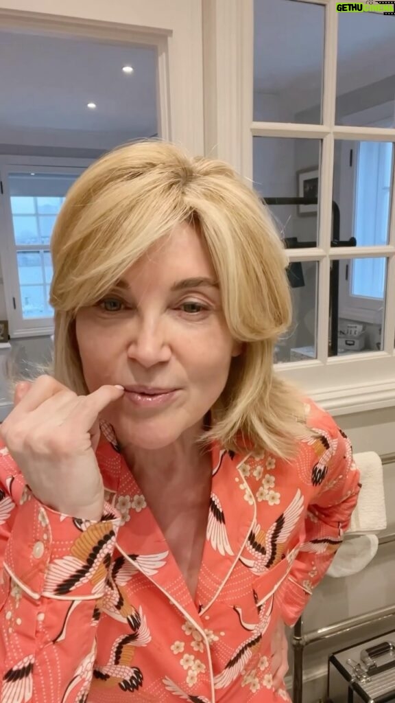 Anthea Turner Instagram - So, another little tip on how I use it. Years ago I worked with a lovely Makeup Artist called Roxanne @roxannenew The first thing she always did, when I sat in her chair ready to be transformed, was brush a balm over my lips. She did it for 2 reasons: 1) To nourish my dry lips so that they were prepared after painting the rest of my face to take her application of lipstick. 2) So that she could easily clean off the foundation powder residue. WHY? Because you never want to apply lipstick or even a gloss over foundation, powder or what o use a foundation /powder. We’ve all looked in horror at that nasty tide line of foundation and lipstick which appears normally at the edges of our mouth, so avoid it happening in the first place. If you are not going to apply makeup no need to dab your lips with a tissue, keep BALM 6 on as a lip balm. I keep BALM 6 on my lips all the time especially when in the house and now, no cracking at all, just hydrated lips. 💋 To order BALM 6 head to the link in my bio or go to - www.antheaturner.com