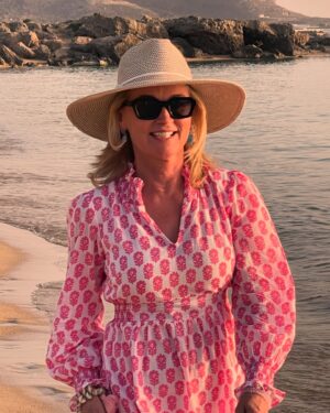 Anthea Turner Instagram - Feeling pretty in pink completely loving this gorgeous dress from @aspigalondon such an easy throw on number for holiday. Styled with of course a hat (which u will wear at all given opportunities) who doesn’t love a hat on holiday?

Pictures taken when filming @mistralsinglesgr in Crete last week 🇬🇷

Dress - @aspigalondon 
Flip flops - @havaianas