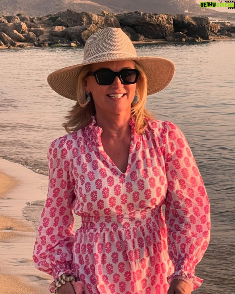 Anthea Turner Instagram - Feeling pretty in pink completely loving this gorgeous dress from @aspigalondon such an easy throw on number for holiday. Styled with of course a hat (which u will wear at all given opportunities) who doesn’t love a hat on holiday? Pictures taken when filming @mistralsinglesgr in Crete last week 🇬🇷 Dress - @aspigalondon Flip flops - @havaianas