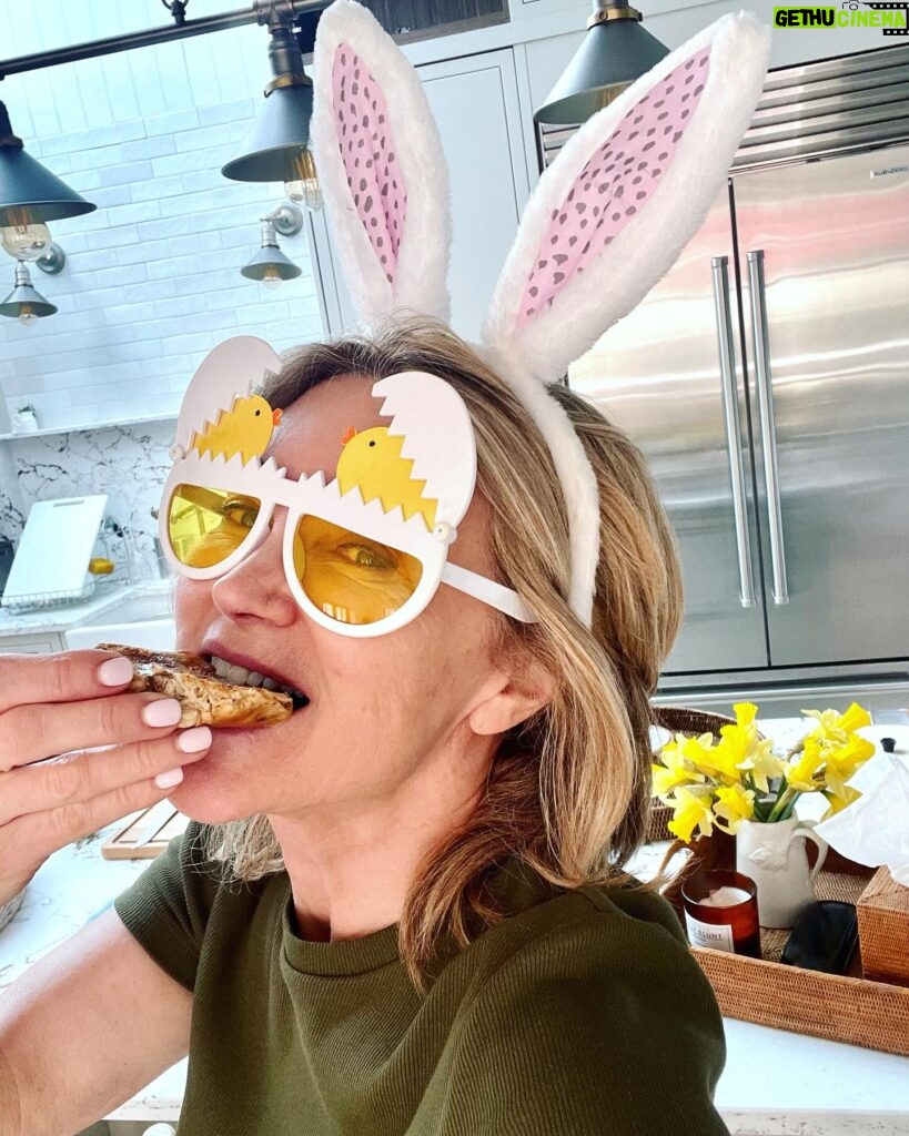 Anthea Turner Instagram - “HAPPY EASTER MY BUNNIES” 🐣 Feeling good Spring vibes today, helped along by 2 Hot Cross Buns for Breakfast! Had to be done ☺️ How are you ? 🫶🐣🫶