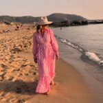 Anthea Turner Instagram – Feeling pretty in pink completely loving this gorgeous dress from @aspigalondon such an easy throw on number for holiday. Styled with of course a hat (which u will wear at all given opportunities) who doesn’t love a hat on holiday?

Pictures taken when filming @mistralsinglesgr in Crete last week 🇬🇷

Dress – @aspigalondon 
Flip flops – @havaianas