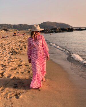 Anthea Turner Instagram - Feeling pretty in pink completely loving this gorgeous dress from @aspigalondon such an easy throw on number for holiday. Styled with of course a hat (which u will wear at all given opportunities) who doesn’t love a hat on holiday?

Pictures taken when filming @mistralsinglesgr in Crete last week 🇬🇷

Dress - @aspigalondon 
Flip flops - @havaianas