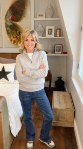 Anthea Turner Instagram - I like to share finds with you and this is my latest, I’m slightly obsessed by it. So have also brought it in navy too 🫢! A little cashmere number from men’s @marksandspencer This is my tip to you to always have a look in the mens and see what goodies you can find! Jeans @lepetit_etoile @whitecoco_insta