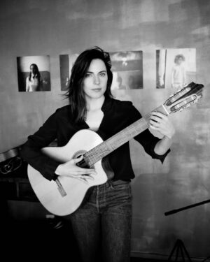 Antje Traue Instagram - Singing a song for @peterhartwigfoto
