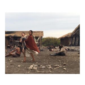 Antonia Giesen Instagram - Revisando las nominaciones de las distintas categorías de los premios Caleuche, pienso, cresta que maravillos@s y tremend@s actrices y actores tenemos en Chile! Me enorgullecen tod@s l@s nominad@s y también much@s otr@s que no lo están, pero que sabemos cuánto hacen y entregan, imaginando, ensayando, grabando en el set y fuera del set. Estoy muy agradecida por esta nominación, porque siempre es un calorcito al cuerpo y una nueva confirmación de que una no lo está haciendo tan mal, pero a su vez, agradecida por estar compartiendo en esta categoría con mansas actrices, de esas que tan solo pensar en la idea de que algún día podrás llegar a compartir escena te derrite,  y que tal vez, muy temblorosa llegarás  a ese encuentro y luego solo podrás sentir hogar.  Porque justamente eso es lo que las hace tan tremendas. De algunas lo sé con certeza porque he tenido el honor de trabajar con ellas, de otras he tenido el placer de presenciar cómo trabajan y de otras he gozado al escuchar sobre cómo trabajan a partir de comentarios de otr@s. Y me agarro de este piropo al mundo de la actuación para continuar diciendo que me alegra, alivia e ilusiona profundamente tener al presidente electo @gabrielboric como aliado de las artes. Un presidente, que intuyo a partir de sus actos, que sabe lo que sus artistas están haciendo, que nos habla de música, poesía, que va al teatro, que ve cine, que posiblemente sabe que el arte obsesiona, que puede enloquecer, pero que sin duda, ante todo, sana y nutre al mundo, porque nos conecta, ya sea in situ mientras creamos o la extensión de la obra cuando llega a la vista o a las manos de l@s otr@s. Tal vez esta reflexión es un tanto volátil de mi parte, pero es que no dejo de pensar que estos premios en particular solo provienen de la genuina intención de querer cuidarnos como nicho, y eso solo se hace a través del reconocimiento. GRACIAS @somoschileactores 
Mis agradecimientos eternos a todo el equipo de Inés del alma mía (elenco, dirección, maquillaje, vestuario, tecnic@s, arte, tod@s) porque fueron siempre tremendamente generos@s, y porque aún en medio de un estallido social, álgido, difícil y hermoso sacamos adelante esta serie.