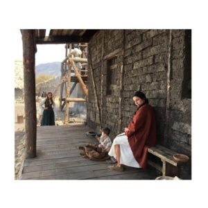 Antonia Giesen Instagram - Revisando las nominaciones de las distintas categorías de los premios Caleuche, pienso, cresta que maravillos@s y tremend@s actrices y actores tenemos en Chile! Me enorgullecen tod@s l@s nominad@s y también much@s otr@s que no lo están, pero que sabemos cuánto hacen y entregan, imaginando, ensayando, grabando en el set y fuera del set. Estoy muy agradecida por esta nominación, porque siempre es un calorcito al cuerpo y una nueva confirmación de que una no lo está haciendo tan mal, pero a su vez, agradecida por estar compartiendo en esta categoría con mansas actrices, de esas que tan solo pensar en la idea de que algún día podrás llegar a compartir escena te derrite,  y que tal vez, muy temblorosa llegarás  a ese encuentro y luego solo podrás sentir hogar.  Porque justamente eso es lo que las hace tan tremendas. De algunas lo sé con certeza porque he tenido el honor de trabajar con ellas, de otras he tenido el placer de presenciar cómo trabajan y de otras he gozado al escuchar sobre cómo trabajan a partir de comentarios de otr@s. Y me agarro de este piropo al mundo de la actuación para continuar diciendo que me alegra, alivia e ilusiona profundamente tener al presidente electo @gabrielboric como aliado de las artes. Un presidente, que intuyo a partir de sus actos, que sabe lo que sus artistas están haciendo, que nos habla de música, poesía, que va al teatro, que ve cine, que posiblemente sabe que el arte obsesiona, que puede enloquecer, pero que sin duda, ante todo, sana y nutre al mundo, porque nos conecta, ya sea in situ mientras creamos o la extensión de la obra cuando llega a la vista o a las manos de l@s otr@s. Tal vez esta reflexión es un tanto volátil de mi parte, pero es que no dejo de pensar que estos premios en particular solo provienen de la genuina intención de querer cuidarnos como nicho, y eso solo se hace a través del reconocimiento. GRACIAS @somoschileactores 
Mis agradecimientos eternos a todo el equipo de Inés del alma mía (elenco, dirección, maquillaje, vestuario, tecnic@s, arte, tod@s) porque fueron siempre tremendamente generos@s, y porque aún en medio de un estallido social, álgido, difícil y hermoso sacamos adelante esta serie.