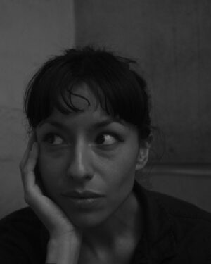 Antonia Giesen Instagram - Ad portas de los 32. Un año tormentoso, cansador como la primera foto, ojeroso, dulce/caótico. No dio tregua ni un solo segundo. Tampoco preferiría que no hubiese existido, le debo mucho, bastante. Le agradezco a mi gente que amo y que cada vez entiendo con mayor nitidez quienes son. Le agradezco a la clínica por ser mi sostén emocional e intelectual. Le agradezco a la actuación por ser aún mi tremenda añoranza y nutriente, a pesar de sus oscilaciones. 
El mundo está muy rudo, está difícil creer, difícil sostener las convicciones y la dulzura con tanta razón para odiar, pareciera que el mundo no nos perteneciera en lo absoluto, lo comandan poderes que tienen y no tienen rostro, lo comandan en algunos lugares personas si con rostro y con ideas bastantes definidas, personas completamente perversas, sin fronteras, indolentes y sin escrúpulo. Generalmente, hombres patriarcas acérrimos queriendo acabar con todo para dejar bien claro quien manda. Sé que todo es más complejo, que hay historia, idiosincrasias y elementos políticos varios, pero perdón, en su raíz no hay otra cosa que no sea la obstinación por el poder lo que realmente está en jaque. Las ultraderechas en el mundo nos respiran en la nuca, y el mundo se vuelve cada vez más peligroso, hostil y desprotegido. Las redes sociales (asumiendo mi dosis de fascinación/atención) son la nueva arma letal, la salud mental de todo rango etario está devastada producto de ellas, su afán de querer ser lo que no son, sus estéticas que bien poco están ligadas a la realidad y a espacios de aceptación y sencillez (hay también espacios de información, difusión y conexión, sin duda*). La identidad para qué decir, nos movilizamos por el deseo, y nada más evidente que el funcionamiento del mundo en relación a las ideas, la ciencia y la tecnología, pero hay bien poco suelo identitario y de pertenencia. Todo esto que escribo, no lo hago con el propósito de simplemente mencionar lo fatal que está el planeta, sino también—> …