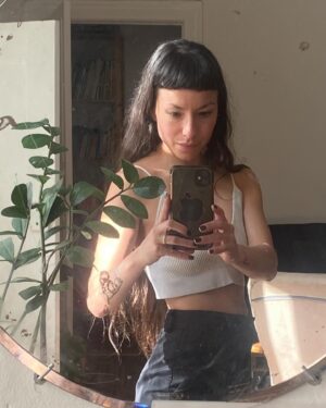 Antonia Giesen Instagram - Ad portas de los 32. Un año tormentoso, cansador como la primera foto, ojeroso, dulce/caótico. No dio tregua ni un solo segundo. Tampoco preferiría que no hubiese existido, le debo mucho, bastante. Le agradezco a mi gente que amo y que cada vez entiendo con mayor nitidez quienes son. Le agradezco a la clínica por ser mi sostén emocional e intelectual. Le agradezco a la actuación por ser aún mi tremenda añoranza y nutriente, a pesar de sus oscilaciones. 
El mundo está muy rudo, está difícil creer, difícil sostener las convicciones y la dulzura con tanta razón para odiar, pareciera que el mundo no nos perteneciera en lo absoluto, lo comandan poderes que tienen y no tienen rostro, lo comandan en algunos lugares personas si con rostro y con ideas bastantes definidas, personas completamente perversas, sin fronteras, indolentes y sin escrúpulo. Generalmente, hombres patriarcas acérrimos queriendo acabar con todo para dejar bien claro quien manda. Sé que todo es más complejo, que hay historia, idiosincrasias y elementos políticos varios, pero perdón, en su raíz no hay otra cosa que no sea la obstinación por el poder lo que realmente está en jaque. Las ultraderechas en el mundo nos respiran en la nuca, y el mundo se vuelve cada vez más peligroso, hostil y desprotegido. Las redes sociales (asumiendo mi dosis de fascinación/atención) son la nueva arma letal, la salud mental de todo rango etario está devastada producto de ellas, su afán de querer ser lo que no son, sus estéticas que bien poco están ligadas a la realidad y a espacios de aceptación y sencillez (hay también espacios de información, difusión y conexión, sin duda*). La identidad para qué decir, nos movilizamos por el deseo, y nada más evidente que el funcionamiento del mundo en relación a las ideas, la ciencia y la tecnología, pero hay bien poco suelo identitario y de pertenencia. Todo esto que escribo, no lo hago con el propósito de simplemente mencionar lo fatal que está el planeta, sino también—> …
