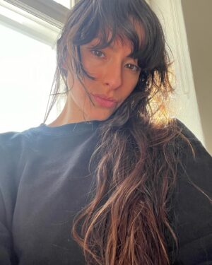 Antonia Giesen Instagram - Ad portas de los 32. Un año tormentoso, cansador como la primera foto, ojeroso, dulce/caótico. No dio tregua ni un solo segundo. Tampoco preferiría que no hubiese existido, le debo mucho, bastante. Le agradezco a mi gente que amo y que cada vez entiendo con mayor nitidez quienes son. Le agradezco a la clínica por ser mi sostén emocional e intelectual. Le agradezco a la actuación por ser aún mi tremenda añoranza y nutriente, a pesar de sus oscilaciones. 
El mundo está muy rudo, está difícil creer, difícil sostener las convicciones y la dulzura con tanta razón para odiar, pareciera que el mundo no nos perteneciera en lo absoluto, lo comandan poderes que tienen y no tienen rostro, lo comandan en algunos lugares personas si con rostro y con ideas bastantes definidas, personas completamente perversas, sin fronteras, indolentes y sin escrúpulo. Generalmente, hombres patriarcas acérrimos queriendo acabar con todo para dejar bien claro quien manda. Sé que todo es más complejo, que hay historia, idiosincrasias y elementos políticos varios, pero perdón, en su raíz no hay otra cosa que no sea la obstinación por el poder lo que realmente está en jaque. Las ultraderechas en el mundo nos respiran en la nuca, y el mundo se vuelve cada vez más peligroso, hostil y desprotegido. Las redes sociales (asumiendo mi dosis de fascinación/atención) son la nueva arma letal, la salud mental de todo rango etario está devastada producto de ellas, su afán de querer ser lo que no son, sus estéticas que bien poco están ligadas a la realidad y a espacios de aceptación y sencillez (hay también espacios de información, difusión y conexión, sin duda*). La identidad para qué decir, nos movilizamos por el deseo, y nada más evidente que el funcionamiento del mundo en relación a las ideas, la ciencia y la tecnología, pero hay bien poco suelo identitario y de pertenencia. Todo esto que escribo, no lo hago con el propósito de simplemente mencionar lo fatal que está el planeta, sino también—> …
