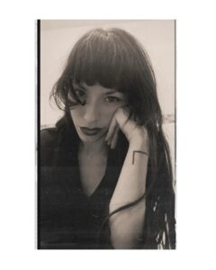 Antonia Giesen Instagram - Ad portas de los 32. Un año tormentoso, cansador como la primera foto, ojeroso, dulce/caótico. No dio tregua ni un solo segundo. Tampoco preferiría que no hubiese existido, le debo mucho, bastante. Le agradezco a mi gente que amo y que cada vez entiendo con mayor nitidez quienes son. Le agradezco a la clínica por ser mi sostén emocional e intelectual. Le agradezco a la actuación por ser aún mi tremenda añoranza y nutriente, a pesar de sus oscilaciones. El mundo está muy rudo, está difícil creer, difícil sostener las convicciones y la dulzura con tanta razón para odiar, pareciera que el mundo no nos perteneciera en lo absoluto, lo comandan poderes que tienen y no tienen rostro, lo comandan en algunos lugares personas si con rostro y con ideas bastantes definidas, personas completamente perversas, sin fronteras, indolentes y sin escrúpulo. Generalmente, hombres patriarcas acérrimos queriendo acabar con todo para dejar bien claro quien manda. Sé que todo es más complejo, que hay historia, idiosincrasias y elementos políticos varios, pero perdón, en su raíz no hay otra cosa que no sea la obstinación por el poder lo que realmente está en jaque. Las ultraderechas en el mundo nos respiran en la nuca, y el mundo se vuelve cada vez más peligroso, hostil y desprotegido. Las redes sociales (asumiendo mi dosis de fascinación/atención) son la nueva arma letal, la salud mental de todo rango etario está devastada producto de ellas, su afán de querer ser lo que no son, sus estéticas que bien poco están ligadas a la realidad y a espacios de aceptación y sencillez (hay también espacios de información, difusión y conexión, sin duda*). La identidad para qué decir, nos movilizamos por el deseo, y nada más evidente que el funcionamiento del mundo en relación a las ideas, la ciencia y la tecnología, pero hay bien poco suelo identitario y de pertenencia. Todo esto que escribo, no lo hago con el propósito de simplemente mencionar lo fatal que está el planeta, sino también—> …