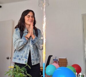 Antonia Giesen Instagram - Amor, nos conocemos hace tantos años, tantos. Agradezco tu cualidad de roble, y a la vez la flexibilidad con la que construyes. Gracias por hablar solo cuando las palabras cobran claridad y seguridad, solo ahí. He aprendido exageradamente de ti. No se muy bien en qué momento nos elegimos de tal manera, pero así de esa manera es cómo nos esperamos. Yo te amo hasta el infinito, te respeto y admiro como a pocas personas y como a pocos robles en este planeta. Amiga de mi alma, deseo llantos, charlas infinitas, audios, reflexiones eternas y momentos lúcidos para siempre contigo. @manuelaimn