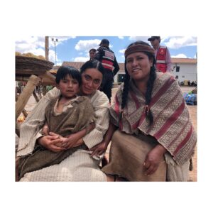Antonia Giesen Instagram - Revisando las nominaciones de las distintas categorías de los premios Caleuche, pienso, cresta que maravillos@s y tremend@s actrices y actores tenemos en Chile! Me enorgullecen tod@s l@s nominad@s y también much@s otr@s que no lo están, pero que sabemos cuánto hacen y entregan, imaginando, ensayando, grabando en el set y fuera del set. Estoy muy agradecida por esta nominación, porque siempre es un calorcito al cuerpo y una nueva confirmación de que una no lo está haciendo tan mal, pero a su vez, agradecida por estar compartiendo en esta categoría con mansas actrices, de esas que tan solo pensar en la idea de que algún día podrás llegar a compartir escena te derrite,  y que tal vez, muy temblorosa llegarás  a ese encuentro y luego solo podrás sentir hogar.  Porque justamente eso es lo que las hace tan tremendas. De algunas lo sé con certeza porque he tenido el honor de trabajar con ellas, de otras he tenido el placer de presenciar cómo trabajan y de otras he gozado al escuchar sobre cómo trabajan a partir de comentarios de otr@s. Y me agarro de este piropo al mundo de la actuación para continuar diciendo que me alegra, alivia e ilusiona profundamente tener al presidente electo @gabrielboric como aliado de las artes. Un presidente, que intuyo a partir de sus actos, que sabe lo que sus artistas están haciendo, que nos habla de música, poesía, que va al teatro, que ve cine, que posiblemente sabe que el arte obsesiona, que puede enloquecer, pero que sin duda, ante todo, sana y nutre al mundo, porque nos conecta, ya sea in situ mientras creamos o la extensión de la obra cuando llega a la vista o a las manos de l@s otr@s. Tal vez esta reflexión es un tanto volátil de mi parte, pero es que no dejo de pensar que estos premios en particular solo provienen de la genuina intención de querer cuidarnos como nicho, y eso solo se hace a través del reconocimiento. GRACIAS @somoschileactores 
Mis agradecimientos eternos a todo el equipo de Inés del alma mía (elenco, dirección, maquillaje, vestuario, tecnic@s, arte, tod@s) porque fueron siempre tremendamente generos@s, y porque aún en medio de un estallido social, álgido, difícil y hermoso sacamos adelante esta serie.