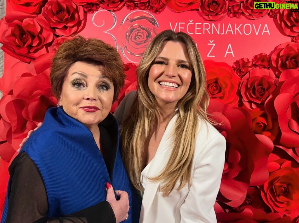 Antonija Blaće Instagram - Čestitam svim dobitnicima @vecernjakovaruza ALI JA IMAM NAJFOTKU 😍 @zdenkakovacicek #award #show #presenter