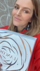 Antonija Blaće Instagram - DRUGI🎁 #ZaPodBor KREĆE 🎁 Toliko se radujem da će netko od vas uskoro postati vlasnica (može i vlasnik) ove ljepote 😍 24 iconic LANCOME proizvoda u ovom luksuznom elegantnom paketu. 🥰🎁 Sve što jednoj ženi treba je tu. Reći ću vam samo na @lancomeofficial jeziku - HYPNOSE, LA VIE EST BELLE, ABSOLUE, GENEFIQUE, IDOLE… dakle parfemi, ruževi, maskare, skincare… Toliko je paket lijep da ćete ga prvo gledati, a tek onda početi koristiti. Ali koristite sve jer sve je wow. • lajkajte ( i shareajte ako želite) reel •u komentare napišite zašto je ovaj poklon baš za vas •možete tagirati osobu kojoj bi ovaj luksuz poklonili Pustit ću vas u miru da igrate i uzivate. 🥰 imate 5 dana! #zapodbor #lancomepartner #lancomemakeup #lancomefragrance #lancomeskincare #giveaway #festive