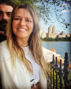 Antonija Blaće Instagram - NEW YORK  photo dump 1. Dio. 
Znam da fotke izgledaju random, ali nisu. Ovo je samo djelić onog sto smo obišli u samo dva dana
@centralparknyc prekrasna zelena, savrseno uredjena pluća grada, vježbači, joggeri, trkači, psi, koncerti..sve je tu. 
Iza nas je upper west side. 
@katzsdeli - restoran otvoren još 1888. Tu kažu da se jede najfiniji pastrami sendvič na svijetu, probali smo, stvarno je wow, inače tu se snimala ona poznata scena iz filma Kada je Harry susreo Sally. Ekstra i vrlo newyorkish dozivljaj. 
@metmuseum - da smo tu prepoznat ćete po Van goghovom portretu. Pokušala sma i neku Cool fotku na stepenicama ispred Meta, kao evo tu je Met gala, al stvarno nije islo 😂 Pogledali izmedju ostalog izložbu o Karlu Lagerfeldu, ali fotke nikad neće biti kao dozivljaj uzivo, stavit ću to odvojeno. Met općenito možete dva dana samo u njemu hodati. 
METRO- sam po sebi uvijek bilo grada, ovdje osobito privlačan, barem meni, tu se sreću svi, malo je dotrajao, ali meni je to nekako šarmantno i ajmo radije rec vintage. Grad je fenomenalno povezan, a ako mene pitate - za malo odmora, a ako ipak ne želite gubit vrijeme radije sjest u metro pa odmarati. Em ljudi, em su stanice obogaćene plakatima, muralima, poezijom, kako gdje naletite. 
Vešeraj- nije znamenitost, ali ovako njujorčani to rade, nema mašina po stanovima nego zbilja very Seinfeldish, i kao sto vidimo u serijama - svaka zgrada ima svoj veseraj koji se uglavnom placa Dolar dva za pranje i dolar dva za sušenje. 
@unitednations - zadnja fotka - ljudska prava, da ne zaboravimo.  Dosta me se dojmio obilazak UNa moram  priznati. To je za serijal samo po sebi. 
Ostale fotke su samo naše napaćene noge i oci jer smo u 2 i pol dana prošli skoro 100000 koraka. Padamo s nogu ali ne damo se, hodamo jer tako se tu zivi. Vajbamo. 
a zašto slika nemam previše, pogotovo ne dobrih jer svaku okinemo samo u nekom letu. Pa ne ispadnem dobro ni ja ni New York pa bi se trebalo namjestit, a to mi malo bude gubitak vremena. 
Ali probat cuuuuuu, sad sam vec usla u ritam pa će bit lakše. 

Ljubim vas sve 
#ny #nyc #centralpark #un #katzsdeli #pastrami #subway #nycity #metropolitan #metgala #karllagerfeld #moma #usa #manhattan #vibe