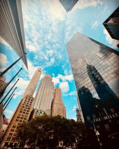 Antonija Blaće Instagram - NEW YORK photo dump 1. Dio. Znam da fotke izgledaju random, ali nisu. Ovo je samo djelić onog sto smo obišli u samo dva dana @centralparknyc prekrasna zelena, savrseno uredjena pluća grada, vježbači, joggeri, trkači, psi, koncerti..sve je tu. Iza nas je upper west side. @katzsdeli - restoran otvoren još 1888. Tu kažu da se jede najfiniji pastrami sendvič na svijetu, probali smo, stvarno je wow, inače tu se snimala ona poznata scena iz filma Kada je Harry susreo Sally. Ekstra i vrlo newyorkish dozivljaj. @metmuseum - da smo tu prepoznat ćete po Van goghovom portretu. Pokušala sma i neku Cool fotku na stepenicama ispred Meta, kao evo tu je Met gala, al stvarno nije islo 😂 Pogledali izmedju ostalog izložbu o Karlu Lagerfeldu, ali fotke nikad neće biti kao dozivljaj uzivo, stavit ću to odvojeno. Met općenito možete dva dana samo u njemu hodati. METRO- sam po sebi uvijek bilo grada, ovdje osobito privlačan, barem meni, tu se sreću svi, malo je dotrajao, ali meni je to nekako šarmantno i ajmo radije rec vintage. Grad je fenomenalno povezan, a ako mene pitate - za malo odmora, a ako ipak ne želite gubit vrijeme radije sjest u metro pa odmarati. Em ljudi, em su stanice obogaćene plakatima, muralima, poezijom, kako gdje naletite. Vešeraj- nije znamenitost, ali ovako njujorčani to rade, nema mašina po stanovima nego zbilja very Seinfeldish, i kao sto vidimo u serijama - svaka zgrada ima svoj veseraj koji se uglavnom placa Dolar dva za pranje i dolar dva za sušenje. @unitednations - zadnja fotka - ljudska prava, da ne zaboravimo. Dosta me se dojmio obilazak UNa moram priznati. To je za serijal samo po sebi. Ostale fotke su samo naše napaćene noge i oci jer smo u 2 i pol dana prošli skoro 100000 koraka. Padamo s nogu ali ne damo se, hodamo jer tako se tu zivi. Vajbamo. a zašto slika nemam previše, pogotovo ne dobrih jer svaku okinemo samo u nekom letu. Pa ne ispadnem dobro ni ja ni New York pa bi se trebalo namjestit, a to mi malo bude gubitak vremena. Ali probat cuuuuuu, sad sam vec usla u ritam pa će bit lakše. Ljubim vas sve #ny #nyc #centralpark #un #katzsdeli #pastrami #subway #nycity #metropolitan #metgala #karllagerfeld #moma #usa #manhattan #vibe