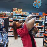 Antonija Blaće Instagram - [ EDIT - ODABRANI DOBITNICI- IMENA NA STORIJIMA] ❗️🎁GIVEAWAY🎁❗️ Ljudi, uživala sam kao malo dijete birajući pakete i poklone za vas. Birala sam ovako uživo “pješke” s guštom, iako @kauflandhrvatska ima online katalog igračaka u kojem možete vidjeti sveeee i tu odabrati sve dječje poklone. Uglavnom - da ne duljim - u jednom paketu su Harry Potter legići i plišani čarobnjak, u drugom društvena igra, autići sa stazom i parkingom i još jedan preslatki plišanac. Pokloni su iste vrijednosti, a vi birajte koji želite. Sve sam vam već zamotala pa ako klinci ne znaju da ste igrali ovaj giveaway može pošiljka ravno pod bor 😍 Recite koji paket želite , a za pet dana ( u utorak 5.12. ) biramo pobjednike. @kauflandhrvatska #kauflandhrvatska #igračke #onlinekatalog
