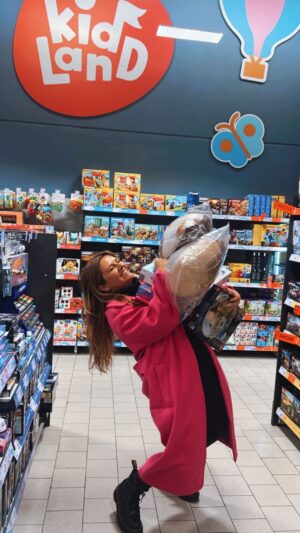 Antonija Blaće Instagram - [ EDIT - ODABRANI DOBITNICI- IMENA NA STORIJIMA] 
❗️🎁GIVEAWAY🎁❗️
Ljudi, uživala sam kao malo dijete birajući pakete i poklone za vas. Birala sam ovako uživo “pješke” s guštom, iako @kauflandhrvatska ima online katalog igračaka u kojem možete vidjeti sveeee i tu odabrati sve dječje poklone. 

Uglavnom - da ne duljim - u jednom paketu su Harry Potter legići i plišani čarobnjak, u drugom društvena igra, autići sa stazom i parkingom i još jedan preslatki plišanac. Pokloni su iste vrijednosti, a vi birajte koji želite. Sve sam vam već zamotala pa ako klinci ne znaju da ste igrali ovaj giveaway može pošiljka ravno pod bor 😍

Recite koji paket želite , a za pet dana ( u utorak 5.12. ) biramo pobjednike.
@kauflandhrvatska #kauflandhrvatska #igračke #onlinekatalog