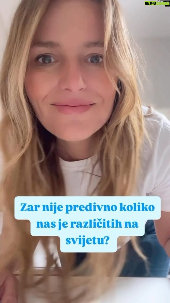 Antonija Blaće Instagram - Svijet je stvarno lopta šarena. Koliko je ljudi toliko je i različitosti, ali i sličnosti. Svi se želimo osjećati dobro u svom tijelu baš takvi kakvi jesmo. To ne znači da se ne trebamo njegovati. Njega i jest ljubav prema sebi. Onih pet minuta samo za nas. Evo strije na primjer. Ja ne znam tko ih nema barem negdje na tijelu. To su one male nesavršenosti koje su dio nas, ali ako vam smetaju zašto im ne posvetiti pažnju…Neće one nestati, ali ih možemo ublažiti. I možete ih i dalje s ponosom nositi. NIVEA luminous 630 ulje za strije može pomoći. Ja ga tek krećem koristiti pa vam javim za dva tjedna kad se već vide prvi rezultati. #myluminousity #stretchmarks #niveabody #teamupwithyourskin #nivealuminous