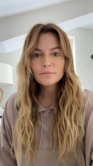 Antonija Blaće Instagram - Namjerno sam se snimala bez filtera i rasvjete da vidite sve što prirodnije jer znam da je ponekad teško izabrati dobar puder, da dobro pokriva, a ne bude vidljiv.  ovaj jako volim i htjela sam da vidite kako prirodno izgleda.
I Evo ga, moj mali popis omiljenih proizvoda. 
Ima ih još,  ali s ovima imate brzinski, jednostavni i prirodni make up za svaki dan 
•Teint Idole Ultra Wear puder i korektor
•Maskara Hypnose 
•Sjenilo- Hypnose Palette gold 17
•Rumenilo u sticku - 
•Parfem- La Vie Est Belle L’Extrait

Sto se trikova tiče 
•tapkanje- može prstima, a može i kistom, bitno je da tipkate, a ne razmazujete, barem meni tako ljepše ispadne 
Nekada nakon tapkanja čak maramicom “pokupim” višak pudera
•sjenilo umjesto olovke za usta- fora trik jer sjenilo ostavlja mekan granulast rub, pa izgleda sličnije prirodnom rubu usnica 
•rumenilo umjesto ruža- nemam što dodati osim da probate, ne volim presjajna usta pa mi je draži taj glow bez osjecaja ljepljivosti. 
Eto, ako sam pomogla drago mi je, ako imate jos koje pitanje- slobodno. @lancomeofficial #grwm #lancomemakeup #lancomefragrance #lancomeskincare #lacomepartner