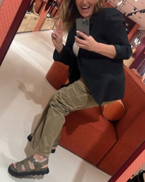 Antonija Blaće Instagram - [ POBJEDNICA ODABRANA-rezultat na storijima]
!! GIVEAWAY ALERT!!!
Prije par dana ste sami birali koje su vam  od tri ponuđena Uggs para sandala najcool i koje želite i odabrali ste zelene. To bi bio i moj prvi izbor tako da - na istoj smo valnoj 😎❤️
E sad - kako ih osvojiti? Ništa lakše - u komentar napiši broj cipela koji nosiš, a izvlačit ćemo random. Tagiraj frendicu pa da i ona zaigra. 
Zaprati i @karlastores naravno to nije uvjet, al bi bilo baš lijepo pošto  nam Karla uvijek omogući latest trend za giveaway. Love you @karlastores ❤️ ajd, možete i lajkat post. 
Igramo se do četvrtka u podne tako da možete svoj par prošetati po gradu već idući vikend ❤️ #shoes #sandals #uggs #karlastore #giveaway #ootd