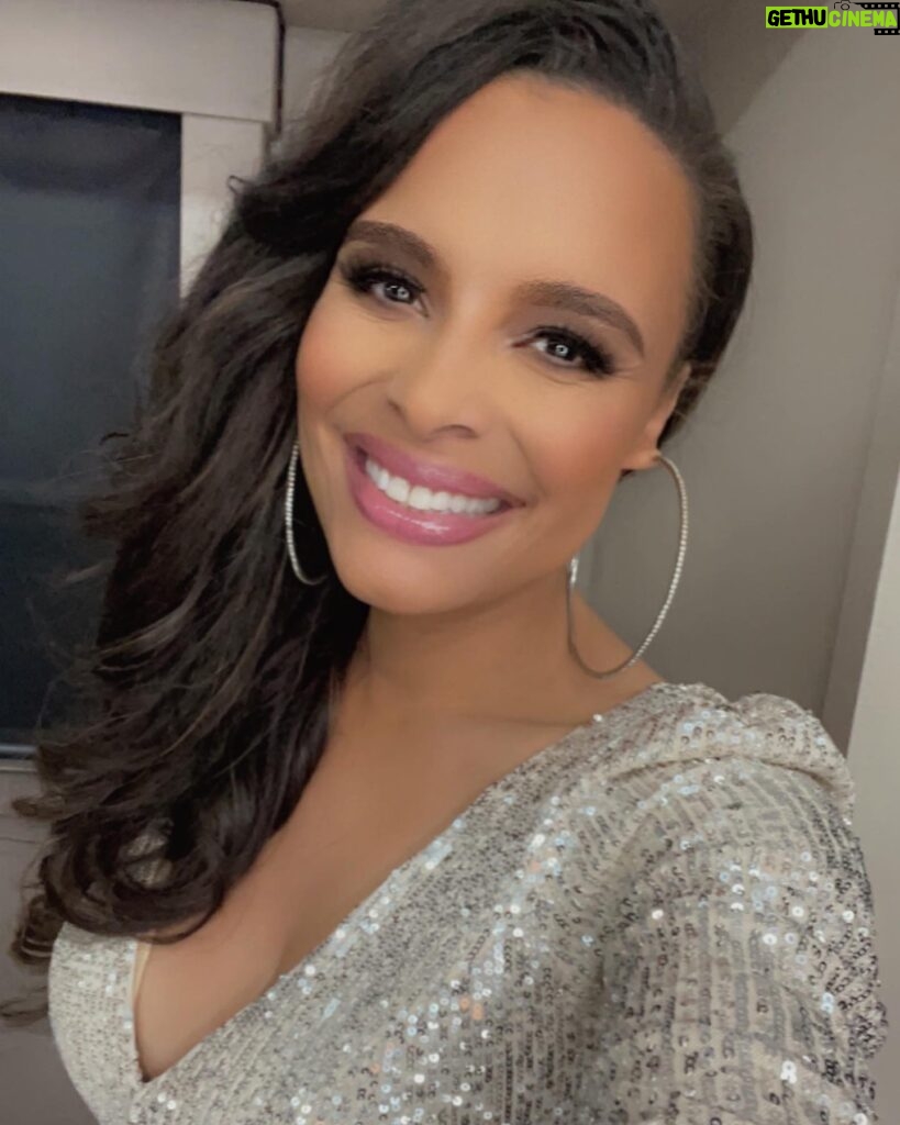Antonique Smith Instagram - So much fun singing at the Genius: Aretha FYC event at the Rose Bowl Stadium last week!!!! 🥰 Thank you @disneytvstudios and @natgeogenius 🥰🥰 So honored to be a part of your masterpiece honoring the Queen!! ❤️ Thank you to my glam squad!!! @engiestyle @macduggal 👗 @seanharrismakeup 💄 @themajorlook_productions 💇🏾‍♀️ If you haven't seen me as Barbara Franklin in Genius: Aretha, check out episodes 4, 5 and 6 on @Hulu. #GeniusAretha