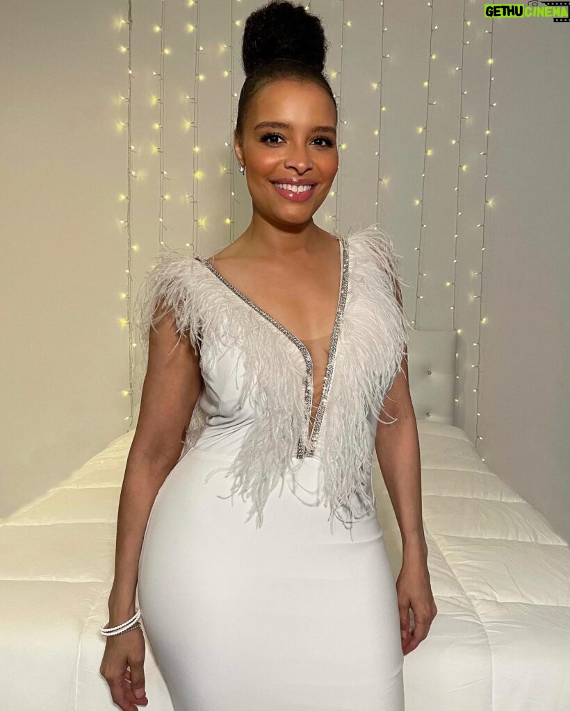 Antonique Smith Instagram - My Genius: Aretha premiere dress was my favorite!!!! 😩😍 I felt so beautiful! And it’s from a boutique in my homestate of New Jersey!!! Thank you @dodysdresses!! and thank you @engiestyle for always having me looking amazing! SET YOUR TIVOS!!! Genius: Aretha starts tomorrow (the 21st) on Nat Geo at 9pm EST/6pm PST (2 episodes a night for 4 nights straight) and Hulu the next day!! Y’all ARE NOT READY!!!! ❤️❤️❤️😍😍😍