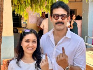 Anu Prabhakar Instagram - ನಮ್ಮ ಅನುರಘು ರವರ ಕುಟುಂಬದಿಂದ ಯಲಹಂಕದಲ್ಲಿ ಮತ ಮಾಡಿದ್ದಾರೆ 🙏❤️

#raghumukherjee #AnuPrabhakarMukherjee

Follow 👉 @raghuanufansofficial

@raghumukherjee @anu.p.mukherjee

#raghuanufansofficial #raghuanuprabhakarmukherjeefans  #raghumukherjeefans #anuprabhakar #anuprabhakarmukherjeefans #fans #instagram #sandalwood #kfi #actor #actors #kannada