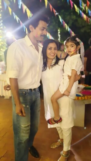 Anu Prabhakar Instagram - Happy Holi to all ❤️❤️❤️ 

#holi #habba #colours #nandanaprabhakarmukherjee #anuprabhakarmukherjee #raghumukherjee #anuprabhakar