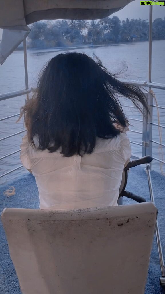 Anubha Sourya Sarangi Instagram - Serenity at Sea: Embracing the Peaceful Rhythm of the Waves #travel #travelblogger #alleppey #alleppeybackwaters #kerala #keralastay #peace #love #trendingreels #reelsinstagram #indiatravelgram #southindiantourism #keralatourism #boatlife