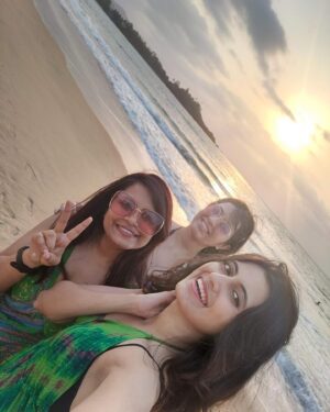 Anubha Sourya Sarangi Instagram - My dear girls! Beach is calling again 🌊⛱️🏖️👙☀️