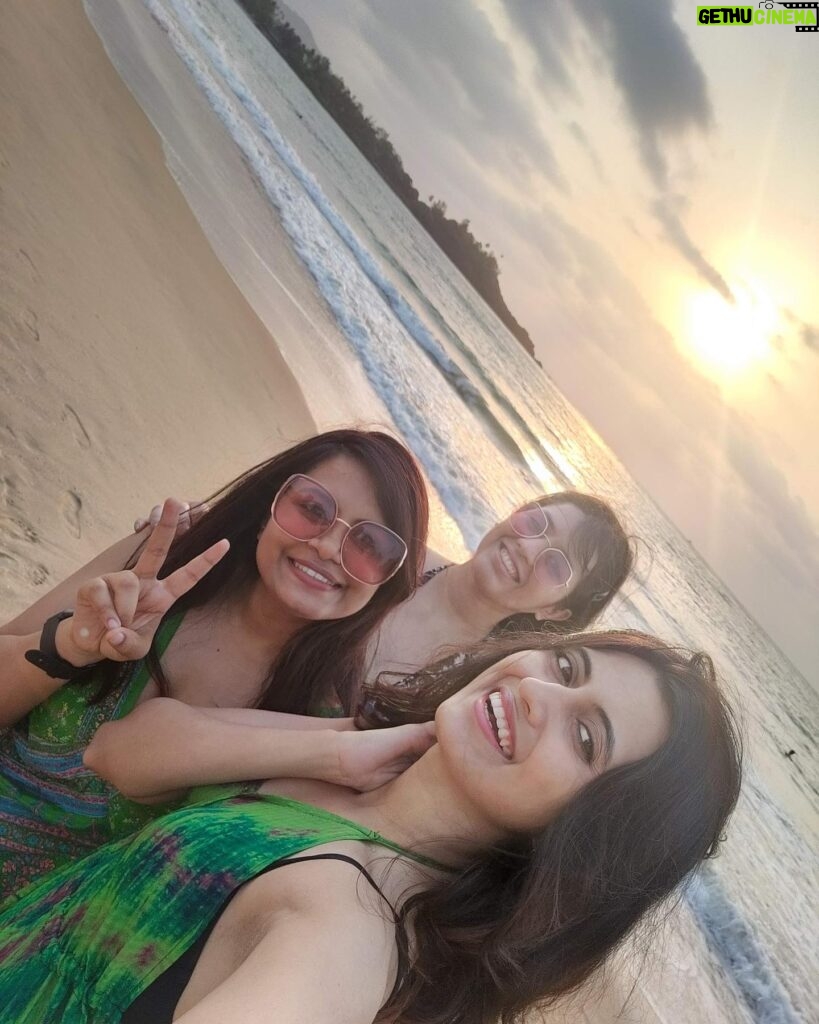 Anubha Sourya Sarangi Instagram - My dear girls! Beach is calling again 🌊⛱️🏖️👙☀️