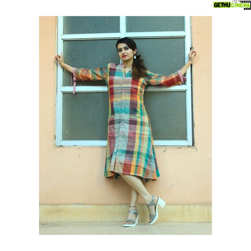 Anubha Sourya Sarangi Instagram - Major #throwback to the fun photoshoot and episode shoot for A day with a Star for @tarangmusicodisha with dear @anubhasourrya where she experimented with casual wear from The Ikat Collection and Rustic Hue Jugaad. 📸 @durgamadhab #sambalpuriikat #jugaad #jugaadcollection #odishaweaves #handloomcotton #handloomlove #authentic #cotton100percent #wastemanegement #originaldesign #rustichue