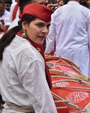 Anuja Sathe Instagram - कलावंत ढोल पथक,पुणे
@anujasatheofficial @kalaawantdholpathak

#kalavantdholtashapathak #ganpati #ganpatibappamorya #ganeshchaturthi #pune #punecity #puneganeshfestival #puneganeshfestival #bhausahebrangari #maharashtramaza #mahatashtra_ig #unlimitedmaharashtra #dhol #dholtasha #punedhol #marathiindustry