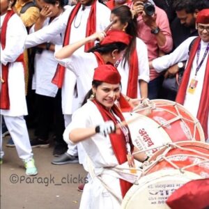 Anuja Sathe Instagram - #celebrity @anujasatheofficial in #puneganeshutsav2023 with @kalaawant_foundation

#ekthibegum2 #maharaniwebseries #maharani #dholtashapathak #dholtasha #dholtashalover