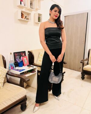 Anuja Sathe Instagram - #nophotoshootthistime #just ♠️♠️ 
#homesweethome 
Felt cute might delete later🤷🏻‍♀️