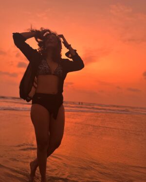 Anuja Sathe Instagram - Let my soul be free… 🧡🧡#takemeback #orangehues #orangesky #sunsets #magiclight #nofilter #nofilterneeded