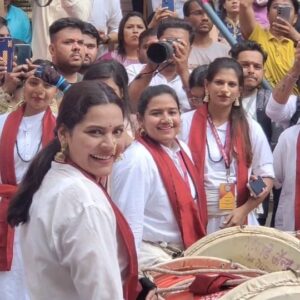 Anuja Sathe Instagram - अभिनेत्री अनुजा साठे हिचा श्रीमंत भाऊसाहेब रंगारी गणपतीच्या मिरवणुकीमध्ये खास सहभाग 
.
.
#MarathiManoranjanVishwa #AnujaSathe