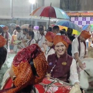 Anuja Sathe Instagram - 93.5 RED FM आणि 'कलावंत ढोल पथक ' आयोजित Utsav Life - Old Age Home  या वृध्दाश्रमाच्या कार्यक्रमासाठी  कलाकारांनी केलं भर पावसात वादन
.
.
#MarathiManoranjanVishwa