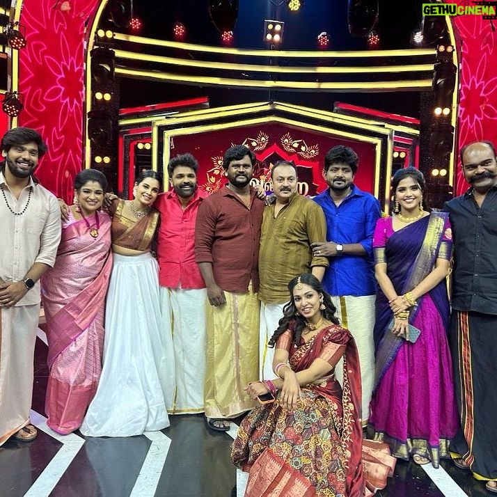 Anusha Hegde Instagram - #AlaparaKelappurom with Anandha Raagam family 🤍 “Vinayagar Chathurthi” Special Show Tomo at 8am only on @suntv 💯💥 Don’t miss it ! Styling : @oshinanil @varshonit 💯 #happyganeshchaturthi #happyvinayagarchathurthi #vinayagarchathurthi #anandharaagam #aswathchandrasekar #vjaswath #anusha #anushaprathap #suntv #specialshow