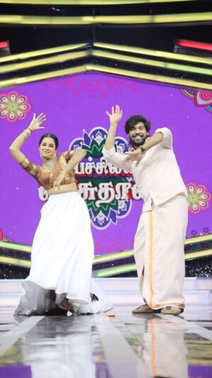 Anusha Hegde Instagram - #Kalapakkaara 💥 @anushahegde__official 🕺🏻🤩🥳💯🙌🏼🤟🏼 
Shot by : @k.b_aravind 🫂 
Styling : @varshonit @oshinanil 🙌🏼💯 

#KOK #kingofkotha #dq #dulquersalmaan #aswathchandrasekar #vjaswath #suntv #anushaprathap #anusha #anandharaagam #trending