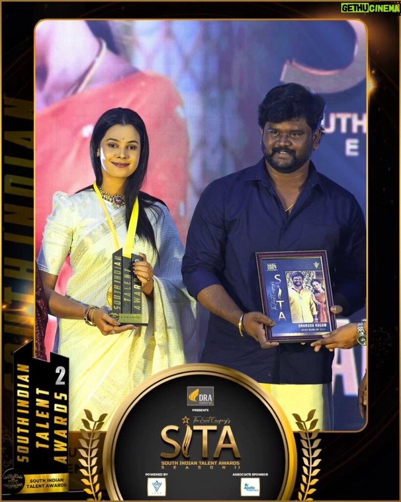 Anusha Hegde Instagram - MEET OUR AWARD WINNER - Anandha Ragam (Best Pair Fiction) @actor.alagappan @anushahegde__official DRA Homes presents The Event Company’s South Indian Talent Awards - Season 2 Our Associate Sponsor Apollo Hospital Powered by VEMS Group. #SITA #SITASeason2 #TheEventCompany #Awardshow #Awardwinner #Anandharagam #serial #Fiction