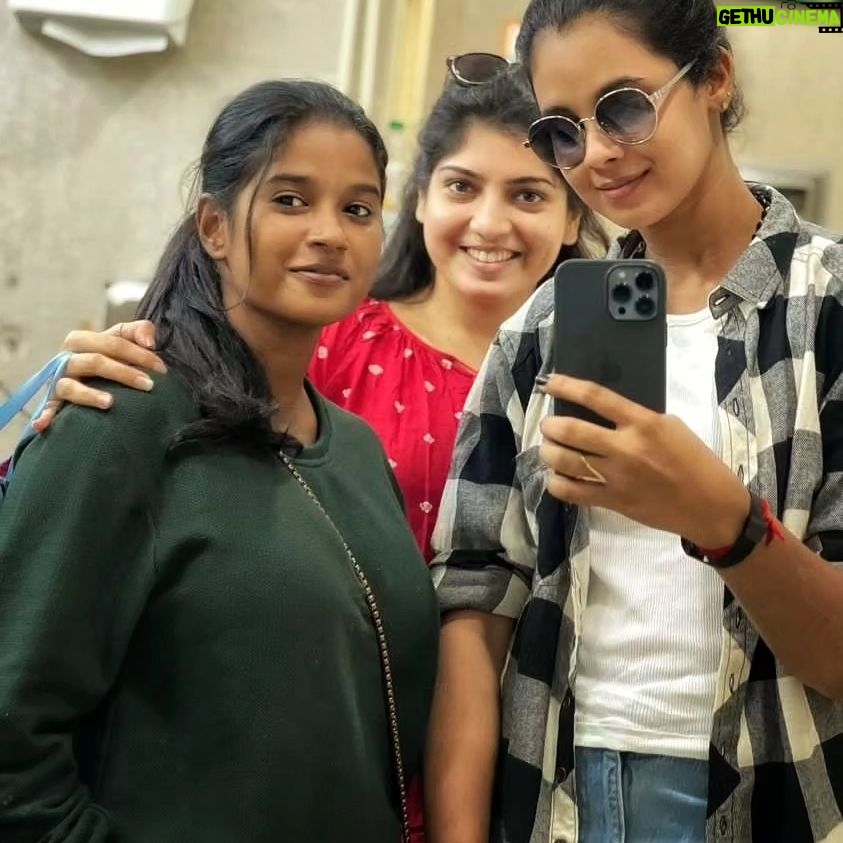 Anusha Hegde Instagram - HELLO.......My girls 🕊🕊 @anushahegde__official @paprighoshofficial